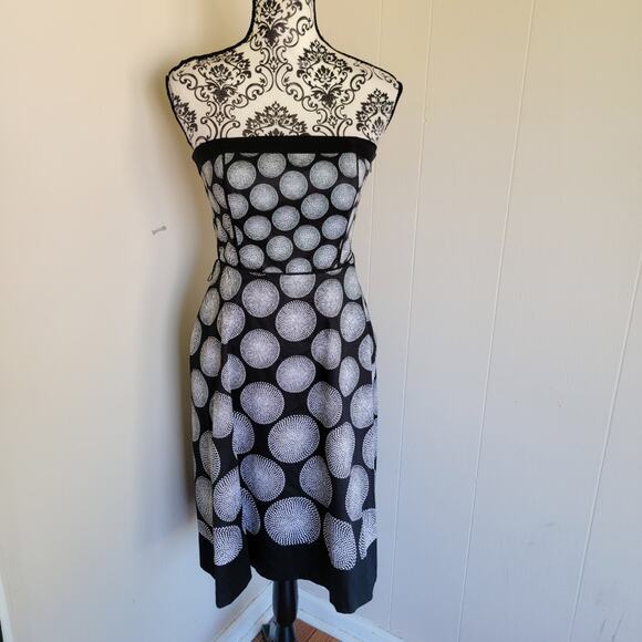 White House Black Market Black Strapless Fit & Flare Cocktail Dress - Picture 1 of 4